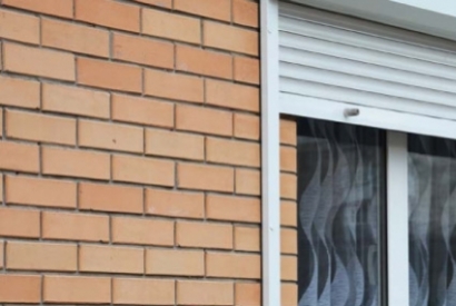 Persiana por dentro o por fuera de la ventana